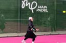 Dr. Evariani Aminuddin, M.Kes., istri  Wali Kota Probolinggo saat bermain Padel