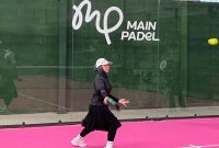 Dr. Evariani Aminuddin, M.Kes., istri  Wali Kota Probolinggo saat bermain Padel