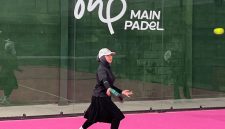 Dr. Evariani Aminuddin, M.Kes., istri  Wali Kota Probolinggo saat bermain Padel