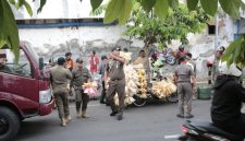 Satpol PP Kota Probolinggo saat melakukan penertiban