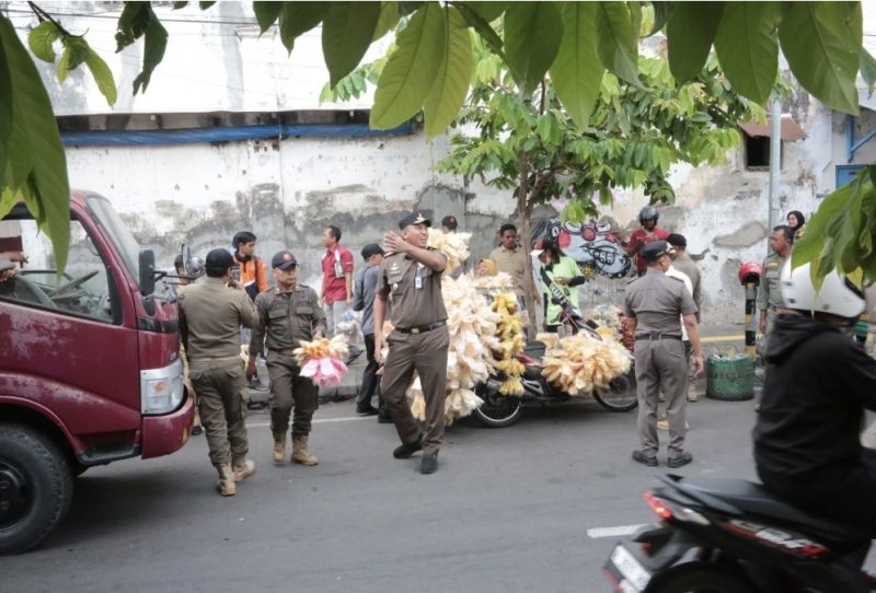 Satpol PP Kota Probolinggo saat melakukan penertiban