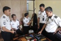 Petugas saat melakukan pengecekan senpi