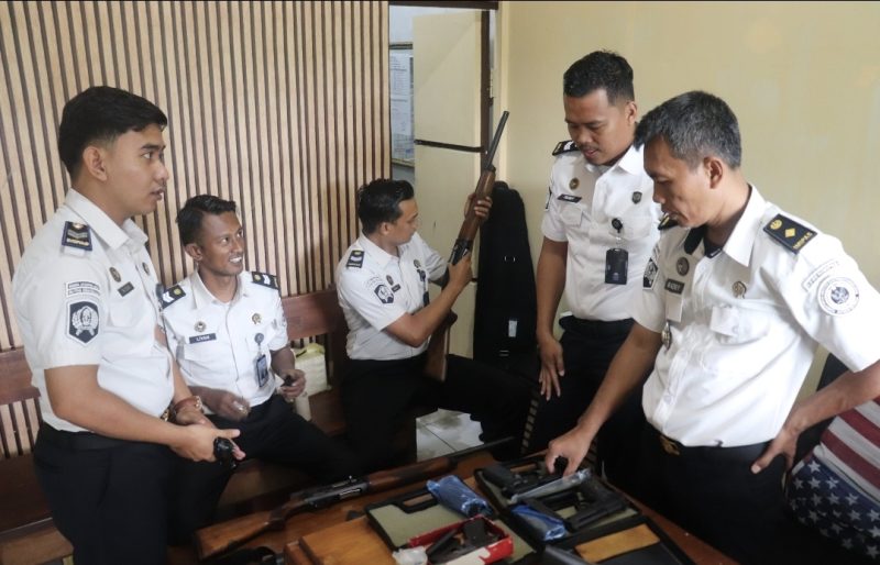 Petugas saat melakukan pengecekan senpi