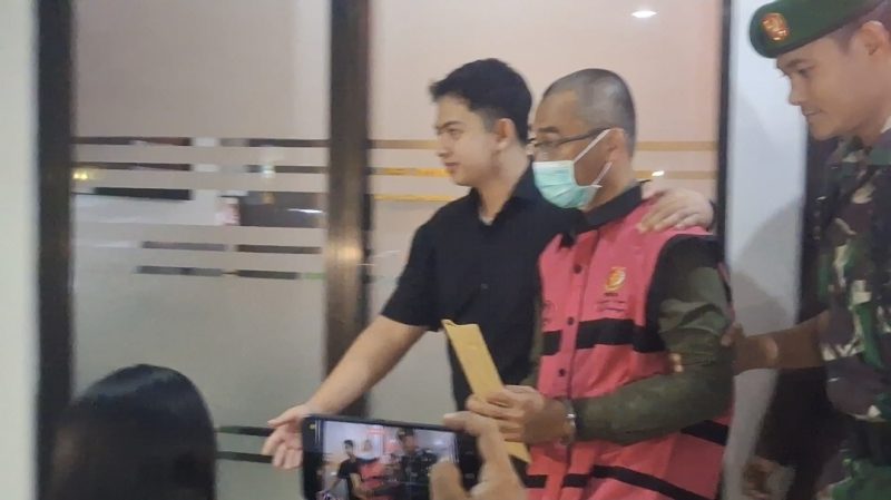 Salah satu tersangka saat digiring petugas ke rumah tahanan