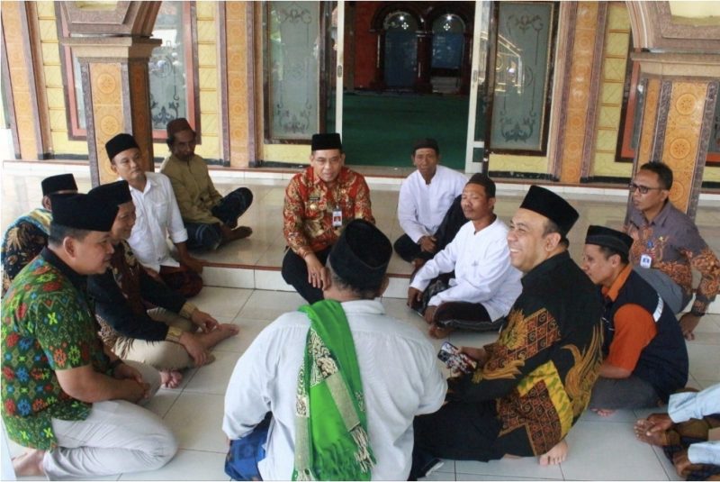 Walikota dr Aminuddin saat mgobrol santai dengan warga usai shalat jum at