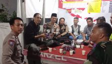 Kasat Binmas AKP Imam Syafi'i saat memberikan bantuan senter.