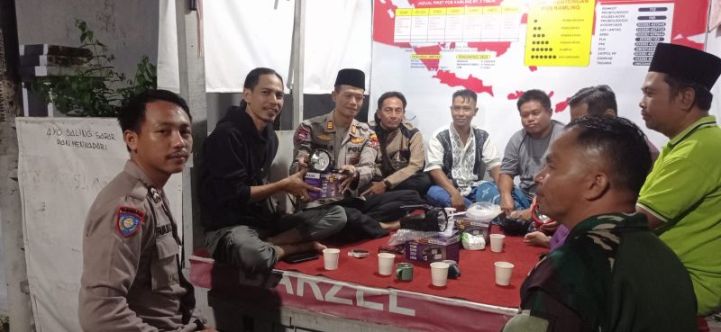 Kasat Binmas AKP Imam Syafi'i saat memberikan bantuan senter.