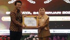 Siti Romlah saat menerima penghargaan