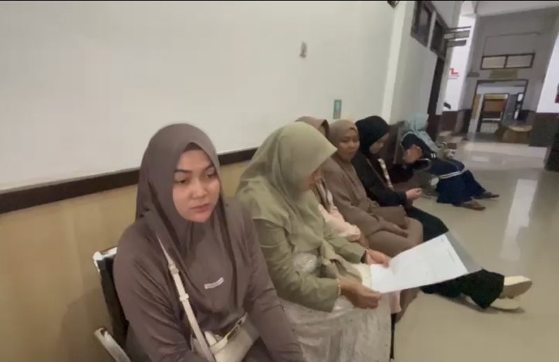 Salah satu korban dugaan penipuan travel umroh saat memberikan keterangan