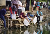 Walikota Probolinggo saat tebar ikan di ranu sentong