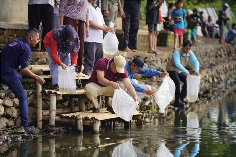 Walikota Probolinggo saat tebar ikan di ranu sentong