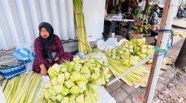 Salah satu pedagang ketupat di area pasar baru kota Probolinggo