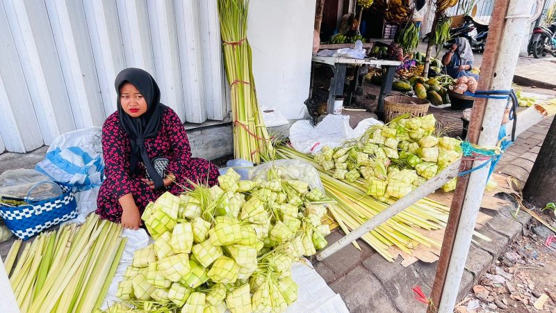 Salah satu pedagang ketupat di area pasar baru kota Probolinggo