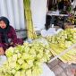 Salah satu pedagang ketupat di area pasar baru kota Probolinggo