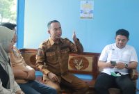 Sekretaris Daerah Kabupaten Probolinggo Ugas Irwanto saat melakukan monev di SPPG Sogaan Kecamatan Pakuniran. (Foto : Kominfo)