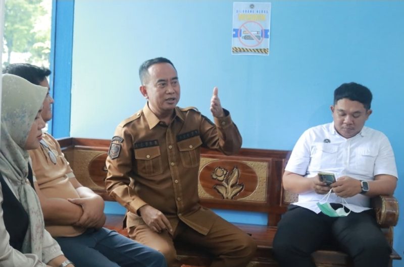 Sekretaris Daerah Kabupaten Probolinggo Ugas Irwanto saat melakukan monev di SPPG Sogaan Kecamatan Pakuniran. (Foto : Kominfo)