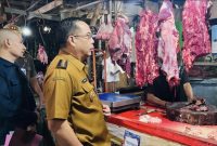 Walikota Probolinggo saat sidak ke pasar baru