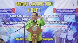 Walikota Probolinggo menyalurkan Bantuan Langsung Tunai (BLT) yang bersumber dari Dana Bagi Hasil Cukai Hasil Tembakau (DBHCHT).