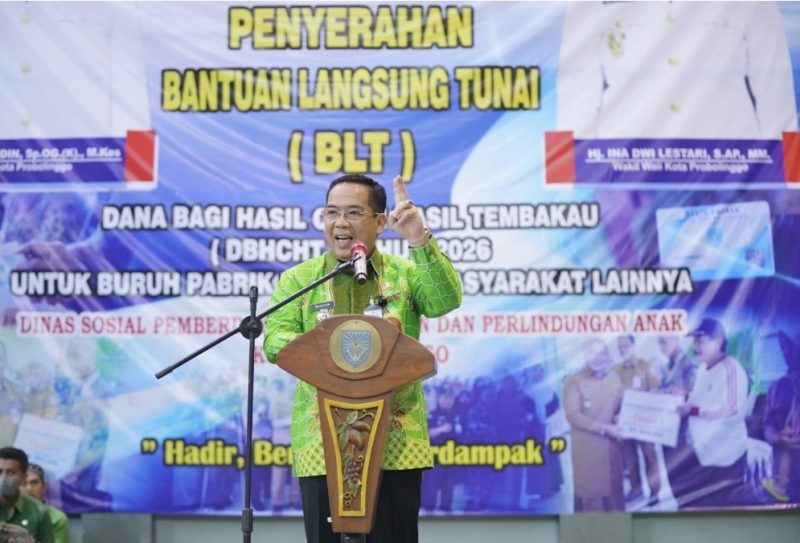 Walikota Probolinggo menyalurkan Bantuan Langsung Tunai (BLT) yang bersumber dari Dana Bagi Hasil Cukai Hasil Tembakau (DBHCHT).