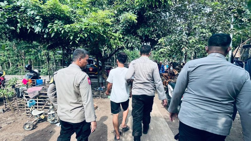 Pelaku saat diamankan pihak kepolisian (foto: Bolinggonews.com)