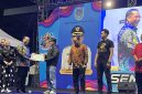 Walikota  Probolinggo memberikan penghargaan kepada EO dan Pihak - pihak yang turut mendukung acara