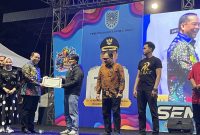 Walikota Probolinggo memberikan penghargaan kepada EO dan Pihak - pihak yang turut mendukung acara