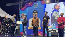 Walikota  Probolinggo memberikan penghargaan kepada EO dan Pihak - pihak yang turut mendukung acara