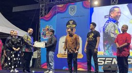 Walikota  Probolinggo memberikan penghargaan kepada EO dan Pihak - pihak yang turut mendukung acara