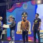 Walikota  Probolinggo memberikan penghargaan kepada EO dan Pihak - pihak yang turut mendukung acara