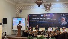 Walikota Probolinggo saat membuka acara pelatihan untuk guru
