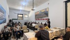 Petugas beacukai saat memberikan sosialisasi kepada Rt /Rw dan Tokoh Masyarakat 