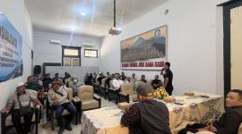 Petugas beacukai saat memberikan sosialisasi kepada Rt /Rw dan Tokoh Masyarakat 