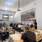 Petugas beacukai saat memberikan sosialisasi kepada Rt /Rw dan Tokoh Masyarakat 